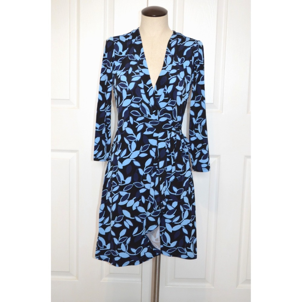 BCBG Maxazria Wrap Dress Women's XS 3/4 Sleeve V-Neck Blue Black Floral Side Tie